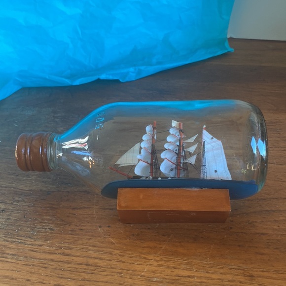 Vintage schooner “ship” a bottle with wood tan cap and base - Picture 7 of 10